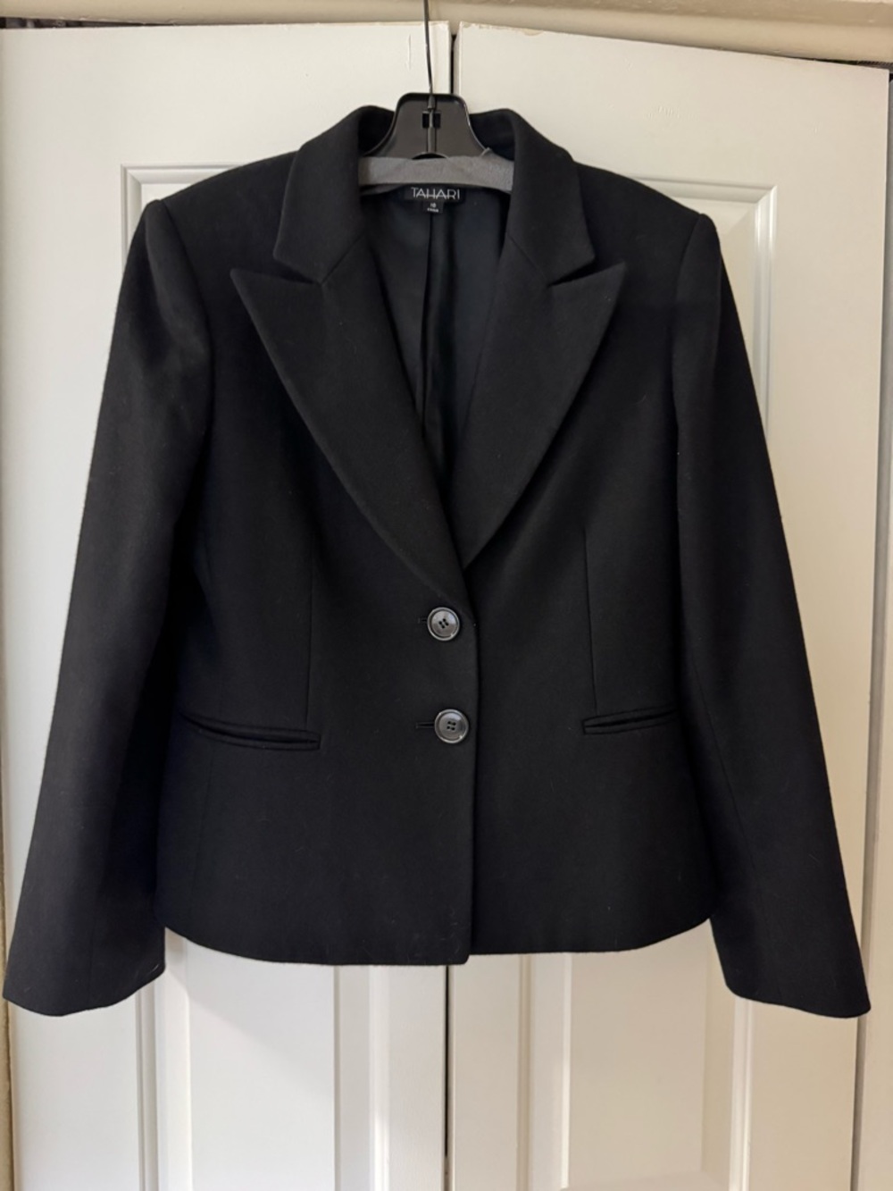 Tahari Women's  Cashmere Black Two-Button Blazer Size 10 Fitted jacket